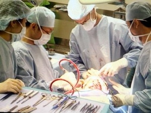 Dong xu mac trong thuc quan be trai hon 1 nam hinh anh