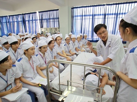 Bo Y te 'kien' Bo Giao duc hinh anh