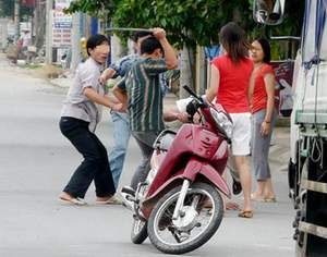 Ba thanh nien hon chien vi gai hu hinh anh