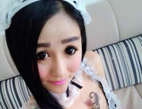 Co gai cam nhon tu bien minh thanh bup be loe loet hinh anh