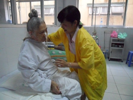 Nhung nguoi me bam benh vien nuoi con an hoc hinh anh