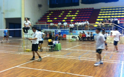 Quan toa bo viec di danh cau long hinh anh