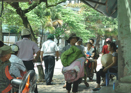 TTTM Hai Duong xo nghieng, hang tram ho dan chay so tan hinh anh