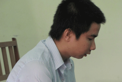 Vao nha ve sinh nu cuop tai san hinh anh