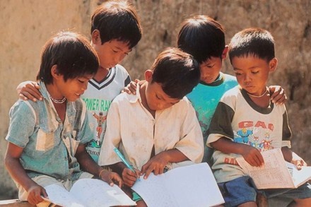 Buc thu lay dong cu dan mang cua hoc tro ve tien truong hinh anh