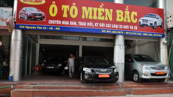 Cuop xe Mercedes o dai ly ban oto hinh anh
