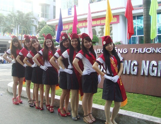 Ep sinh vien mua dong phuc hinh anh