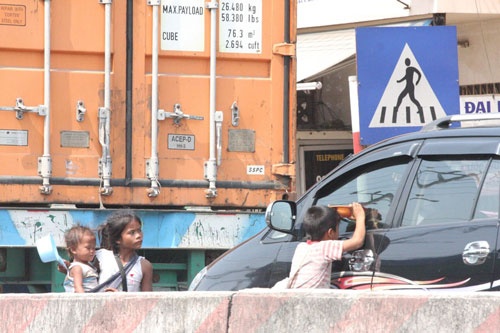 'Cai bang ngoai quoc' tranh nhau xin tien hinh anh