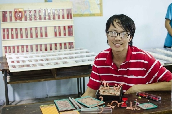 Thay giao co bo suu tap dieu khac ti hon tren but chi hinh anh