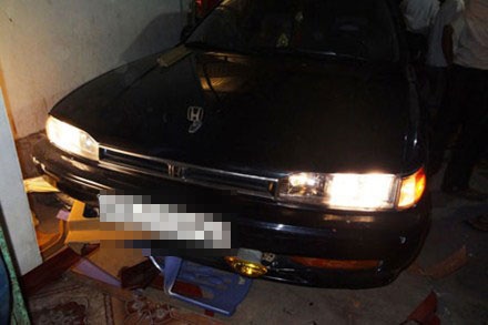 Lai xe 'dien' lao vao giua le hoi trung thu la tho sua xe hinh anh