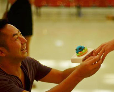 Chang trai tre cau hon trong… nha xac hinh anh