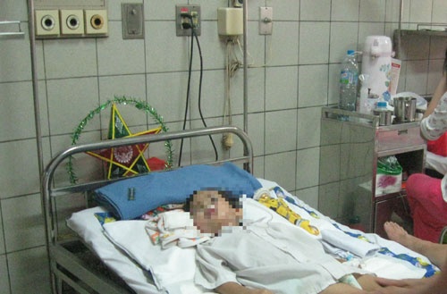 Gian chong ngoai tinh, lua con uong thuoc ngu hinh anh