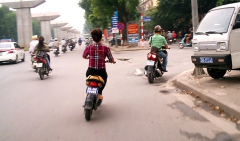 Teen di xe dap dien voi... bien so khung hinh anh