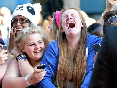 200 co gai khoc rong vi bi One Direction phot lo hinh anh