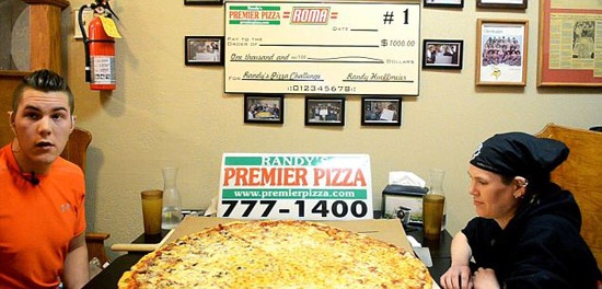 Nam sinh thi an kiem tien tra hoc phi hinh anh