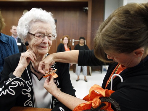 Cu ba 99 tuoi nhan bang tot nghiep trung hoc hinh anh