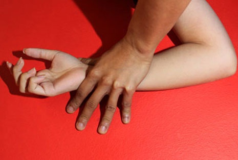 Co giao lang bi lam nhuc tap the vi loi thach do hinh anh