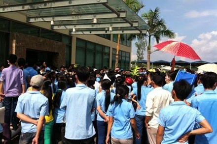 Nghi doanh nghiep bo tron, cong nhan bao vay cong ty hinh anh