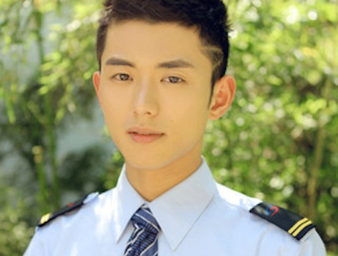 Xon xao chang trai nhan vien tau dien dep nhu hot boy hinh anh
