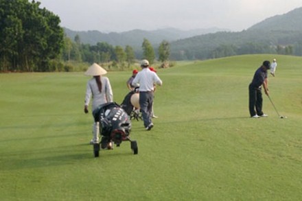 Lap hoi dong ky luat xu vu dung gay danh nhan vien san golf hinh anh