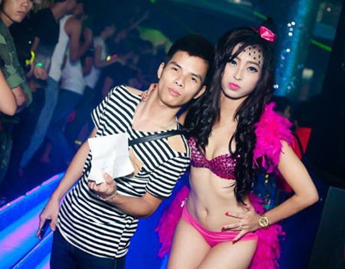 Nhan sac nong bong cua nguoi dep tam sua sexy trong bar hinh anh