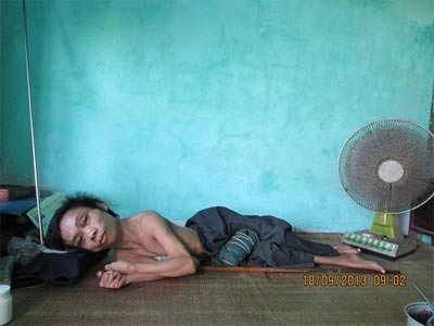 Nguoi dan ong hon 30 nam khong di chuyen hinh anh