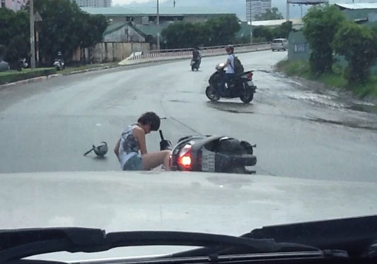 Toan cuop cam diec gieo noi kinh hoang cho du khach pho co hinh anh