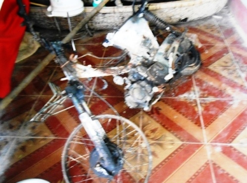 Trom cho giua ban ngay, xe bi dot, nguoi trong thuong hinh anh