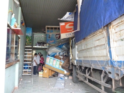 Tranh 3 chau nho, xe tai chui tot vao cua hang dien thoai hinh anh