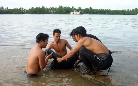 Doi canh sat 'vot xac' o Sai Gon hinh anh