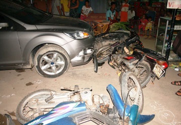 O to tong lien tiep 5 xe may lam chet nguoi hinh anh