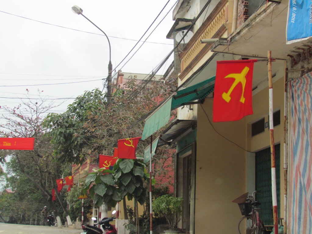 Khoi to 2 ke co hanh vi xuc pham quoc ky hinh anh