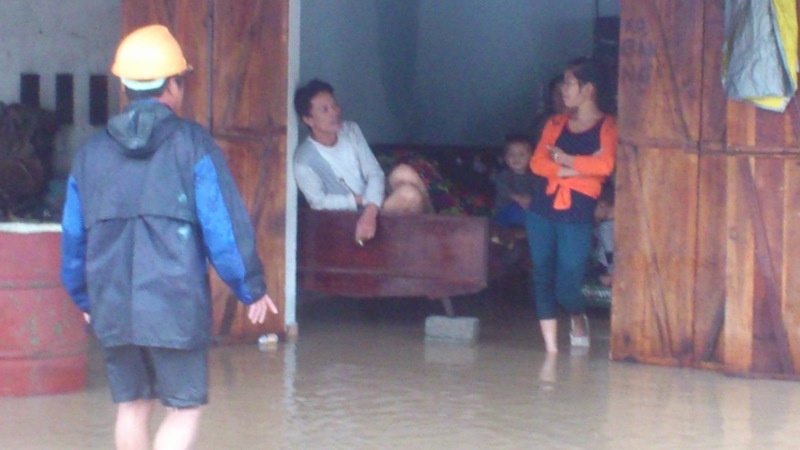 9 nguoi chet, hang tram ho cho cuu doi sau bao hinh anh