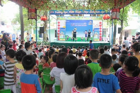 Be nop tien moi duoc xem xiec: Hieu truong phan tran hinh anh