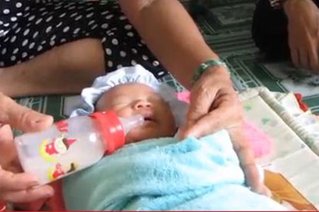 Clip chau be bi chon o Can Tho tro ve tu coi chet hinh anh