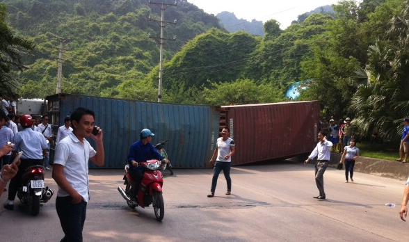 Dang chay, hai thung container bi vang xuong duong hinh anh
