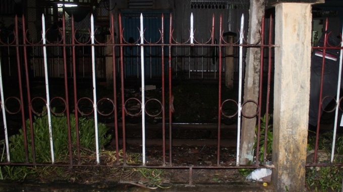 Bi xe lua tong vang vao le, mot be gai thoat chet hinh anh