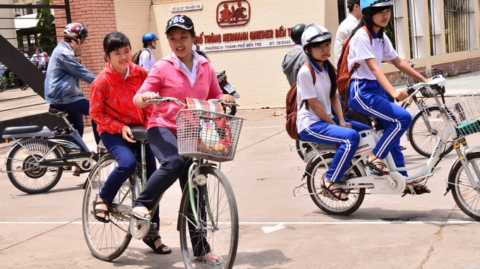 Khi hieu truong xin phu huynh dung tang qua thay co hinh anh