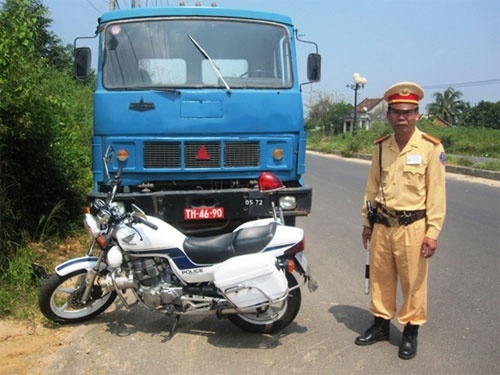 Dai uy quan doi bo chay, ep xe CSGT roi 'co thu' hinh anh