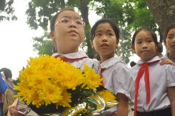 Hoc sinh truong cu dang hoa vieng Dai tuong trong ngay cuoi hinh anh