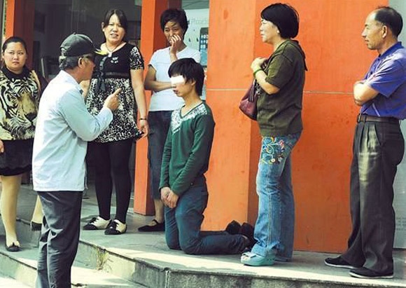 So chia tay, chang trai quy giua duong cau xin ban gai hinh anh