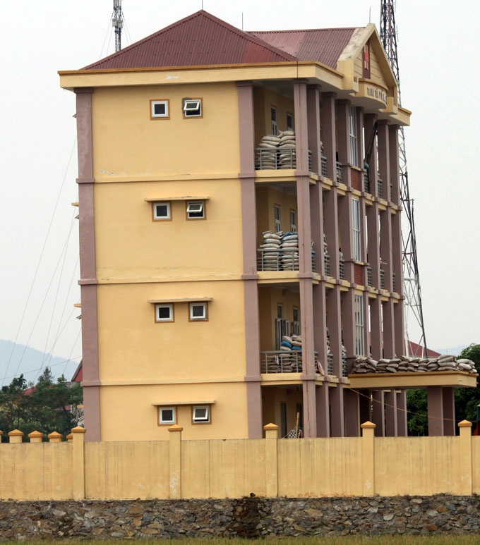 Ca toa nha 4 tang moi son da 'ngua' ra sau 2-3 do hinh anh