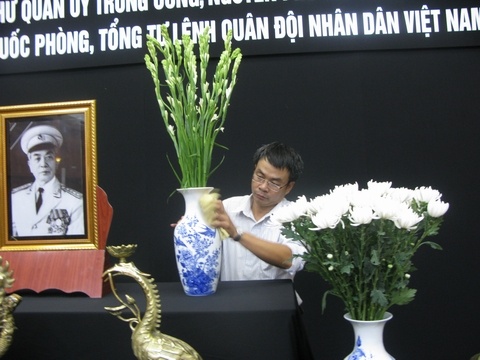 Nguoi dan duoc vao vieng mo Dai tuong sau le tang hinh anh