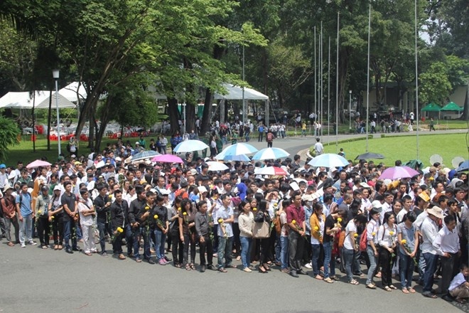 Hang ngan nguoi Sai Gon doi nang, cho vieng Dai tuong hinh anh