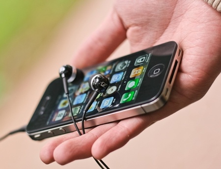 Bat ke giat iPhone o diem cho xe buyt hinh anh