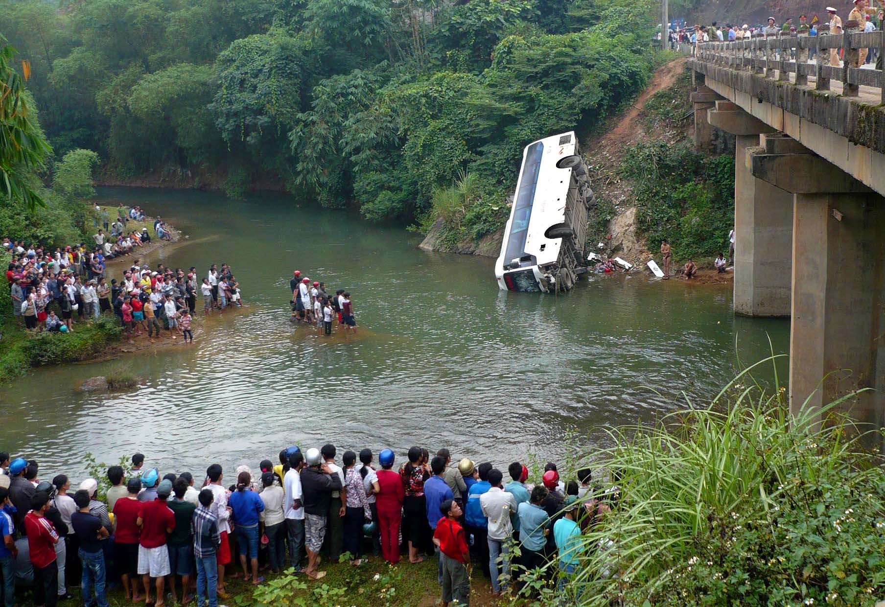 5 nguoi tren xe cho 32 khach lao suoi dang nguy kich hinh anh