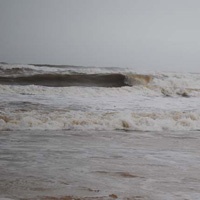 Hai em nho di cau ca bi song bien cuon troi do bao 11 hinh anh