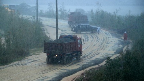 Nhung cong nhan trang dem lam duong don Dai tuong hinh anh