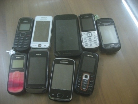 Nu sinh mac dong phuc hanh nghe trom cap hinh anh