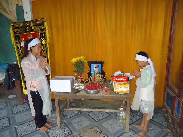 Con gai chua biet cho chon cha o ron lu Quang Binh hinh anh